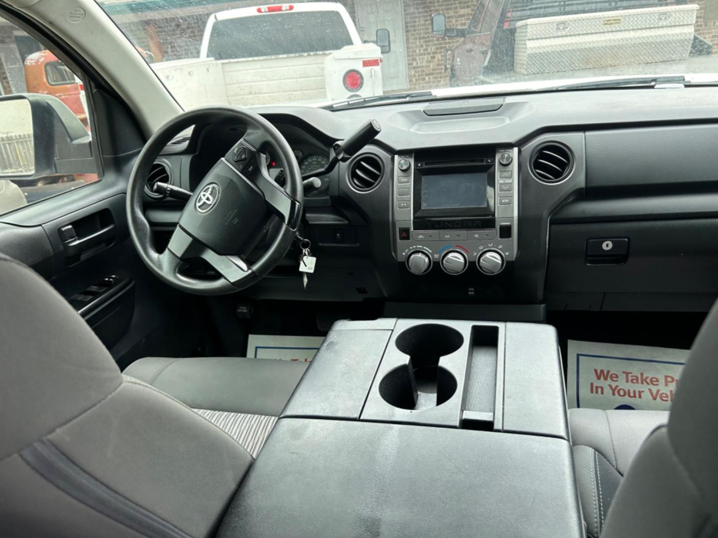 2015 White Toyota Tundra SR5 4.6L V8 Double Cab 2WD (5TFRM5F13FX) with an 4.6L V8 DOHC 32V engine, 6-Speed Automatic transmission, located at 1687 Business 35 S, New Braunfels, TX, 78130, (830) 625-7159, 29.655487, -98.051491 - Photo#5